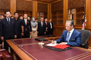 Perdana Menteri Tan Sri Muhyiddin Yassin menandatangani satu dokumen pada hari pertamanya di Pejabat Perdana Menteri di Putrajaya pada 2 Mac. 