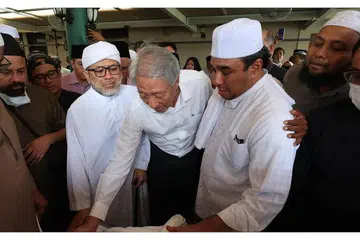 INSPIRASI KEPADA MASYARAKAT: Menteri Kanan yang juga Menteri Penyelaras Bagi Keselamatan Negara, Encik Teo Chee Hean (tengah), bersama Presiden Pergas dan Pengerusi Bersama RRG, Ustaz Hasbi Hassan (tiga dari kiri), dan Pengerusi Bersama RRG, Ustaz Dr Mohamed Ali (dua dari kanan) di Masjid Khadijah pada Jumaat. - Foto FACEBOOK TEO CHEE HEAN