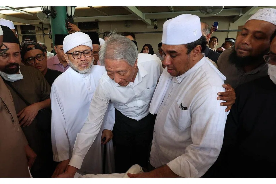INSPIRASI KEPADA MASYARAKAT: Menteri Kanan yang juga Menteri Penyelaras Bagi Keselamatan Negara, Encik Teo Chee Hean (tengah), bersama Presiden Pergas dan Pengerusi Bersama RRG, Ustaz Hasbi Hassan (tiga dari kiri), dan Pengerusi Bersama RRG, Ustaz Dr Mohamed Ali (dua dari kanan) di Masjid Khadijah pada Jumaat. - Foto FACEBOOK TEO CHEE HEAN