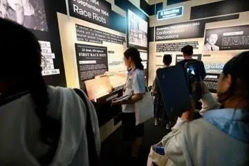 Pelajar meneroka pameran, ‘Albatross: Kemerdekaan Singapura yang Bukan Rahsia’, untuk mendalami peristiwa, rundingan dan keputusan penting yang membawa kepada pemisahan Singapura dari Malaysia, serta kelahiran Singapura sebagai sebuah negara merdeka pada 1965.