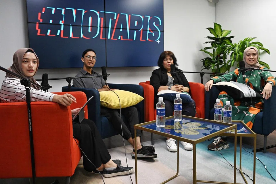 PERBINCANGAN DIJADIKAN PANDUAN: (Dari kanan) Penerbit filem, Cik Fizah Nizam; Pengurus Sokongan Pembelajaran dan Pembangunan E-Bridge, Cik Seri Rahayu Ariff; dan guru bahasa ibunda di Pusat Pembangunan Kanak-Kanak Iyad Perdaus, Encik Kamal Hariz Othman; bersama hos podcast #NoTapis, wartawan BH Natasha Hazirah Mustafa, bercakap tentang pentingnya kerjasama antara ibu bapa dan guru prasekolah dalam podcast #NoTapis. 