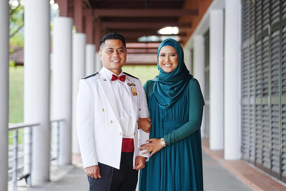 Mejar Muhammad Zacky Razali (kiri) berkata isterinya, Cik Seri Shazanti Safari (kanan) adalah tonggak kekuatannya semasa menjalani pengajiannya. 