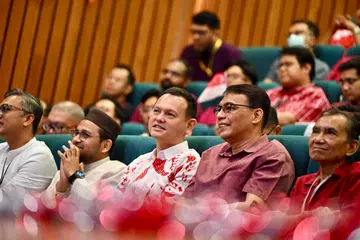 Pemangku Menteri Bertanggungjawab bagi Ehwal Masyarakat Islam merangkap Menteri Negara Kanan (Pertahanan), Encik Zaqy Mohamad (tiga dari kiri) di Sambutan Hari Kebangsaan Majlis Ugama Islam Singapura (MUIS) di Hab Islam Singapura pada 4 Ogos. Ini merupakan kali pertama Encik Zaqy menyertai Sambutan Hari Kebangsaan MUIS. Acara itu turut dihadiri (dari kanan) Presiden MUIS, Encik Mohamed Saat Abdul Rahman; Ketua Eksekutif MUIS, Encik Kadir Maideen; dan Mufti Dr Nazirudin Mohd Nasir.