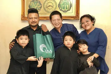Penerima dana Tabung Amal Aidilfitri (TAA), Cik Farah Ramli (belakang kanan), bersama suami, Encik Sofian Riyan Tay Yong Siang (tengah), dan Sahabat TAA, penyiar tidak asing lagi, A.B. Shaik. Barisan hadapan dari kiri, anak-anak mereka, Aiman Farhan Tay Kai Le, Zulfa Hidayat Tay Kei En, dan Umairah Balqis Tay Kai Xin.