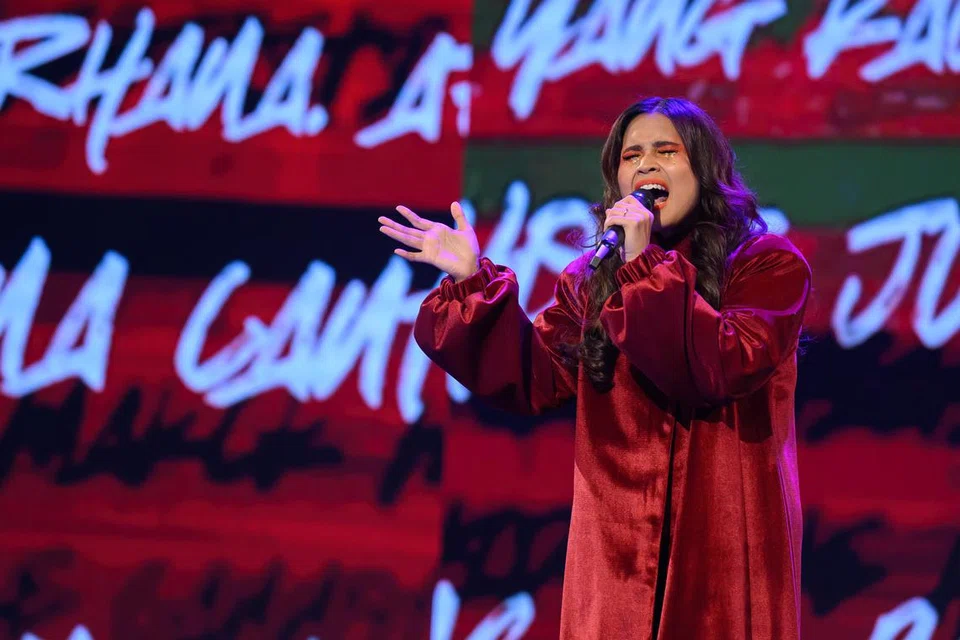 BAKAT TERPENDAM: Farhana M. Noor lebih dikenali sebagai pelakon dan pengacara tetapi mampu mendendangkan lagu tanpa kedengaran sumbang.