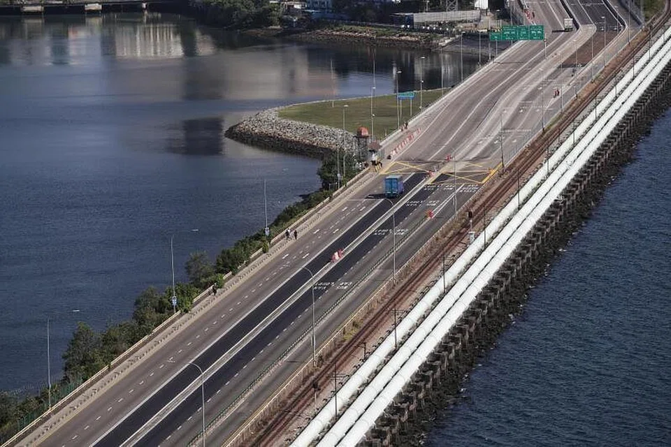 MAHU BUKA SEMULA SEMPADAN: Kerajaan negeri Johor berharap dapat membuka semula sempadan dengan Singapura dalam masa beberapa hari akan datang. 