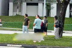 Orang ramai dilihat membantu memindahkan mangsa ke kawasan berumput berdekatan selepas kereta itu memecut meninggalkan tempat kejadian.