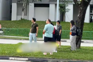 Orang ramai dilihat membantu memindahkan mangsa ke kawasan berumput berdekatan selepas kereta itu memecut meninggalkan tempat kejadian.