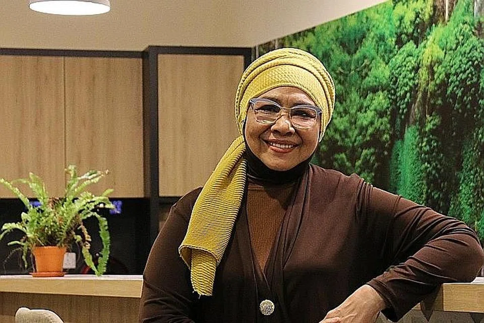 KAK GIRL BERCERITA: Artis popular Rahimah Rahim yang juga dikenali sebagai 'Kak Girl' bercerita tentang zaman mudanya dan juga peminat yang ditemui. - Foto BH oleh NUR HUMAIRA SAJAT