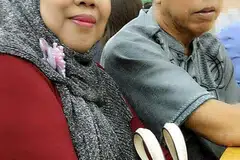 DISEGANI DI PADANG: Bekas penyerang nasional, Yunus, bersama isterinya, Rahilah Talib. - Foto ihsan keluarga MOHD YUNUS BABA