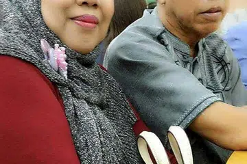 DISEGANI DI PADANG: Bekas penyerang nasional, Yunus, bersama isterinya, Rahilah Talib. - Foto ihsan keluarga MOHD YUNUS BABA