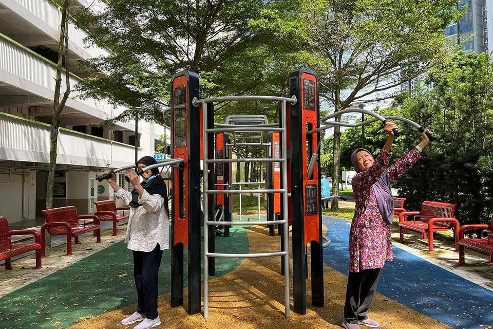 MULAKAN HARI DENGAN BERSENAM: Seorang dewasa harus bersenam sekurang-kurangnya 150 minit setiap minggu dengan cara fizikal yang sederhana dan dalam sesi 10 minit atau lebih. Bersenam bersama ahli keluarga dan sahabat membantu seseorang lebih senang mengikuti jadual bersenam. - Foto KELAB HEAL