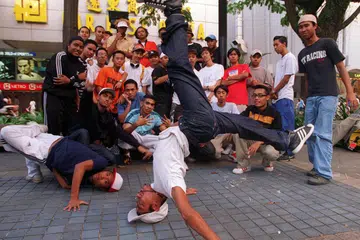 Sekumpulan anak muda memaparkan aksi breakdancing di luar Far East Plaza pada 2000. Kawasan itu merupakan tempat ramai anak muda berkumpul terutama pada 1990-an dan 2000-an.