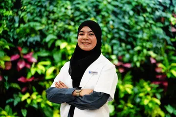 Menyifatkan diri sebagai seorang pendiam dan ‘introvert’, Cik Raziana Bibi Abdul Rasheed, 30 tahun, awalnya mengalami kesukaran tatkala perlu meningkatkan komunikasi dan interaksi beliau ketika mengepalai projek PharmFast.