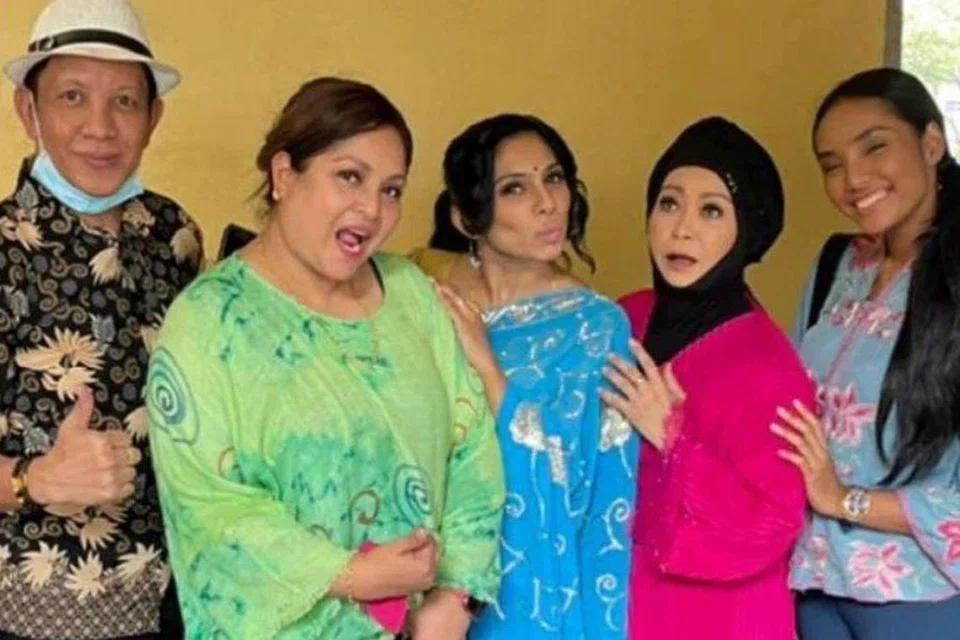 CURAHAN REZEKI: (Gambar atas) Roslan Shah (kiri) dilamar menjayakan drama komedi 'Koridor' bersama beberapa artis Malaysia. Kini, beliau 'jambatan' bagi artis Malaysia pula kembali membuat persembahan dan meniaga di Singapura. - Foto INSTAGRAM ROSLAN SHAH