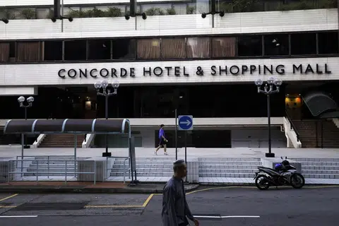 Senjata disimpan dalam sebuah almari di luar Club Rumours – sebuah kelab malam di Hotel dan Pusat Beli-belah Concorde – sebagai persediaan sekiranya berlaku serangan.