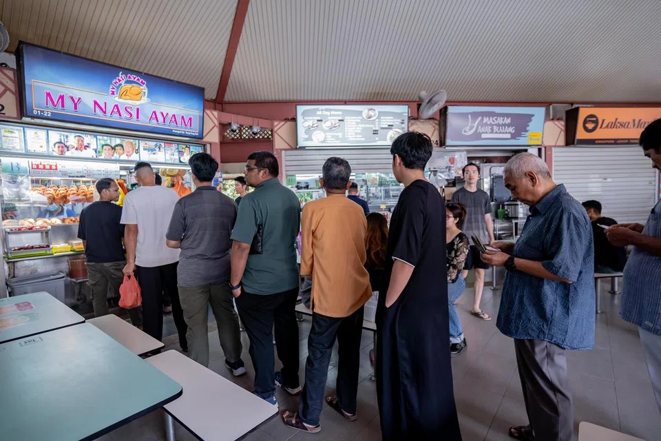Ramai pelanggan beratur untuk menikmati sajian nasi ayam Hainan oleh gerai My Nasi Ayam.