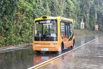Kenderaan ulang-alik pandu sendiri Sentosa bergerak di sepanjang Siloso Beach Walk semasa pratonton media pada 29 Oktober.