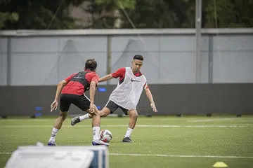 BANGKIT CEMERLANG: Farhan (kanan) dijangka membuat penampilan sulungnya bagi Singapura di Piala AFF 2022. Ini kali kedua pemain berusia 20 tahun ini disertakan dalam skuad senior nasional. - Foto FAS