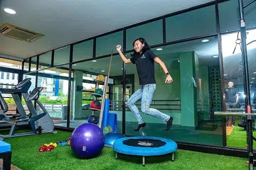 KEGIATAN RIADAH: Bagi membantu mengalihkan tumpuan daripada TikTok, anda boleh cuba keluar dengan rakan di luar dengan melakukan kegiatan bersama atau bersenam di gimnasium, ceburkan diri dalam sukan dan sebagainya. - Foto fail