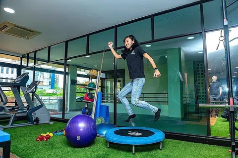 KEGIATAN RIADAH: Bagi membantu mengalihkan tumpuan daripada TikTok, anda boleh cuba keluar dengan rakan di luar dengan melakukan kegiatan bersama atau bersenam di gimnasium, ceburkan diri dalam sukan dan sebagainya. - Foto fail