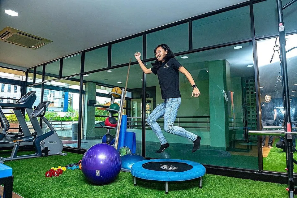 KEGIATAN RIADAH: Bagi membantu mengalihkan tumpuan daripada TikTok, anda boleh cuba keluar dengan rakan di luar dengan melakukan kegiatan bersama atau bersenam di gimnasium, ceburkan diri dalam sukan dan sebagainya. - Foto fail