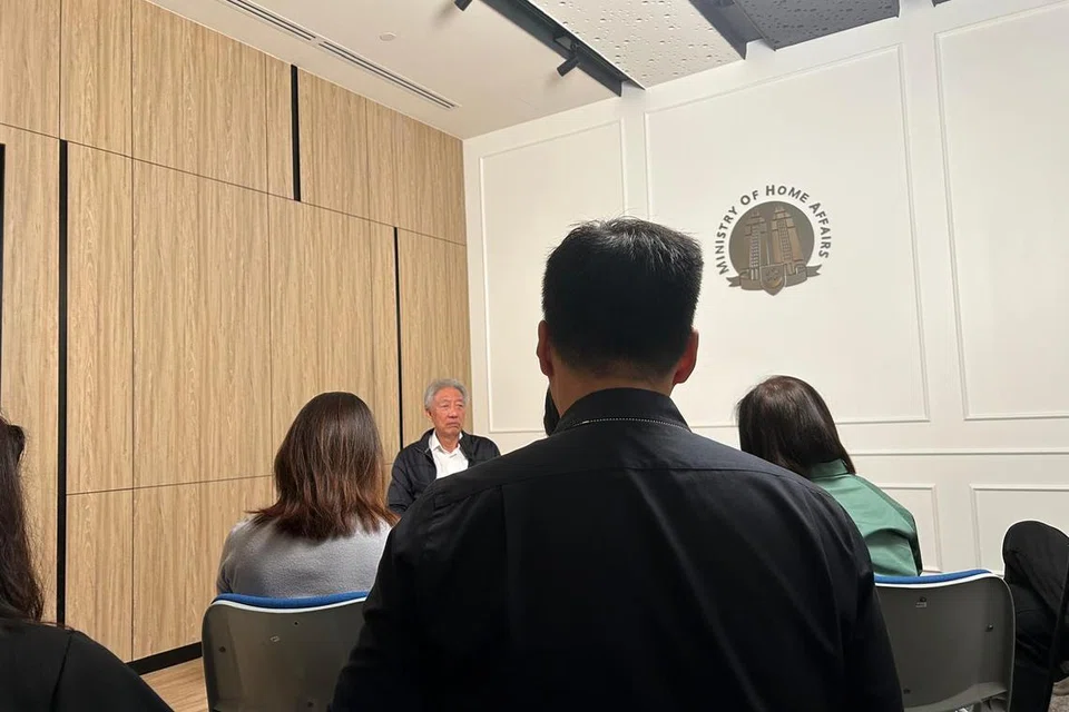 Menteri Kanan, Encik Teo Chee Hean (belakang, dua dari kiri), berkongsi dengan pihak media pengalamannya bekerja rapat dengan Perdana Menteri, Encik Lee Hsien Loong.