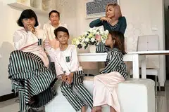 KELUARGA DIUTAMA: Cik Suraya (berbaju biru) memastikan pakaian suami dan anak-anak diberi keutamaan. Selain membeli menerusi online, beliau juga mendapatkannya daripada pusat beli-belah. - Foto ihsan SURAYA OMAR