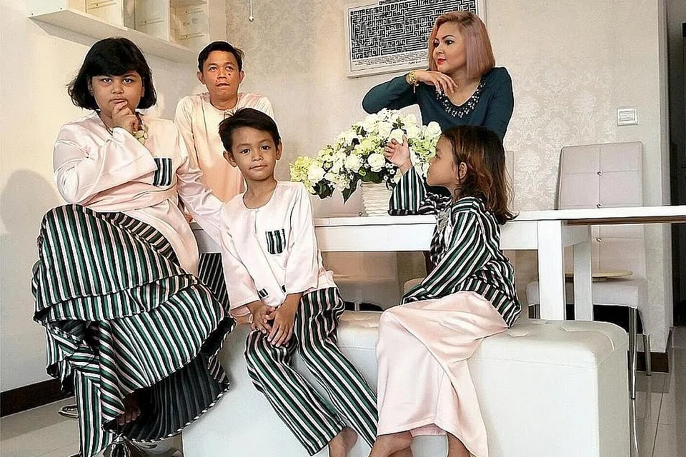 KELUARGA DIUTAMA: Cik Suraya (berbaju biru) memastikan pakaian suami dan anak-anak diberi keutamaan. Selain membeli menerusi online, beliau juga mendapatkannya daripada pusat beli-belah. - Foto ihsan SURAYA OMAR