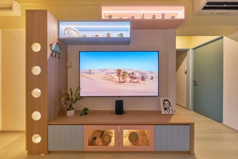 Kabinet pastel yang dibuat khas di seluruh rumah menyimpan koleksi seramik dan pelbagai barangan hiasan.