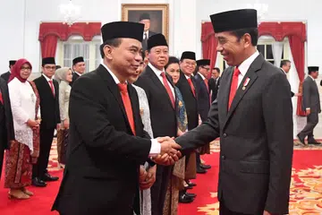 ROMBAK KABINET: Presiden Indonesia Joko Widodo (kanan) bersalaman dengan Menteri Perhubungan Indonesia yang baru, Encik Budi Arie Setiadi, di Istana Presiden di Jakarta pada Isnin. 