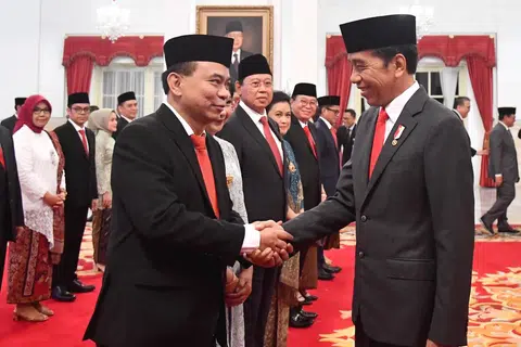 ROMBAK KABINET: Presiden Indonesia Joko Widodo (kanan) bersalaman dengan Menteri Perhubungan Indonesia yang baru, Encik Budi Arie Setiadi, di Istana Presiden di Jakarta pada Isnin. 
