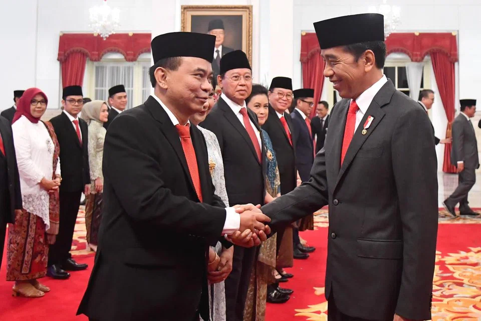 ROMBAK KABINET: Presiden Indonesia Joko Widodo (kanan) bersalaman dengan Menteri Perhubungan Indonesia yang baru, Encik Budi Arie Setiadi, di Istana Presiden di Jakarta pada Isnin. 