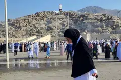 Seorang jemaah wanita di dataran Jabal Rahmah sedang melihat bayangannya. 
