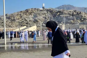 Seorang jemaah wanita di dataran Jabal Rahmah sedang melihat bayangannya. 