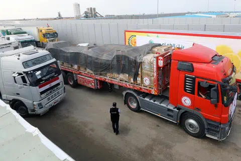TUNGGU GILIRAN: Beberapa lori yang membawa makanan, air dan ubat-ubat sebagai bekalan bantuan kemanusiaan kepada penduduk Gaza tiba di sempadan Rafah pada 22 Oktober.