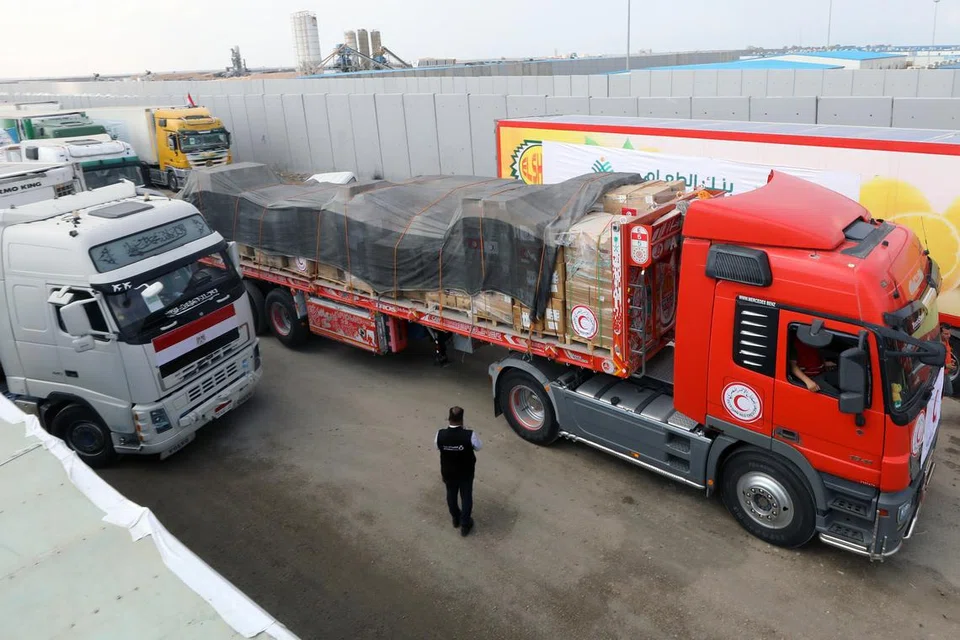 TUNGGU GILIRAN: Beberapa lori yang membawa makanan, air dan ubat-ubat sebagai bekalan bantuan kemanusiaan kepada penduduk Gaza tiba di sempadan Rafah pada 22 Oktober.