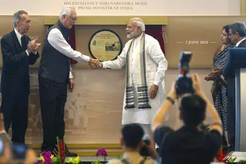 LANCARKAN PLAK : Perdana Menteri India Narendra Modi (kanan) berjabat tangan dengan Menteri Kanan Emeritus Goh Chok Tong selepas melancarkan plak peringati Mahatma Gandhi di Clifford Pier semalam. - Foto BM Timothy David