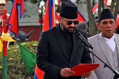 Ketua Parti Rastriya Swantantra (RSP), Encik Balendra Shah (kiri) mengangkat sumpah sebagai Perdana Menteri Nepal dalam majlis angkat sumpah yang berlangsung di Kathmandu pada 27 Mac.