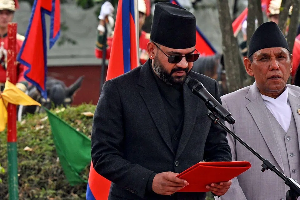 Ketua Parti Rastriya Swantantra (RSP), Encik Balendra Shah (kiri) mengangkat sumpah sebagai Perdana Menteri Nepal dalam majlis angkat sumpah yang berlangsung di Kathmandu pada 27 Mac.