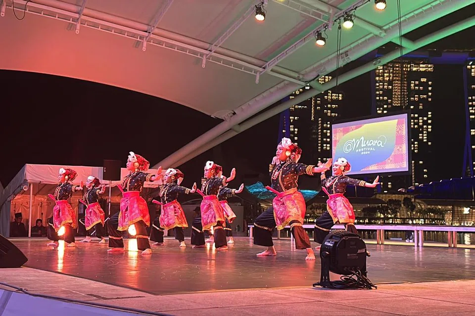 Kumpulan Sanggar Seni Mutiara Minang dari kota Padang, Indonesia, menyajikan dua tarian berjudul, ‘Tari Tradisi Mulo Pado’ dan ‘Tari Garak Gadih Minang’, bagi acara Festival Muara 2024 pada 3 November.