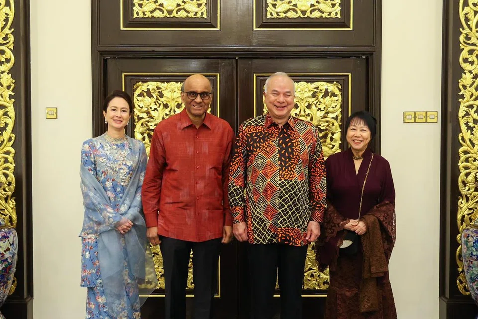 Presiden Tharman Shanmugaratnam (dua dari kiri) dan isterinya, Puan Jane Ittogi (kanan) telah menerima layanan mesra ketika lawatan mereka ke Perak oleh Sultan Perak, Sultan Dr Nazrin Shah (dua dari kanan) dan isterinya,Tuanku Zara Salim (kiri). 