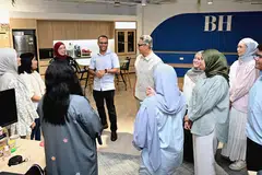 Ketua Pegawai Eksekutif Mendaki, Feroz Akber, kunjungi bilik berita BH