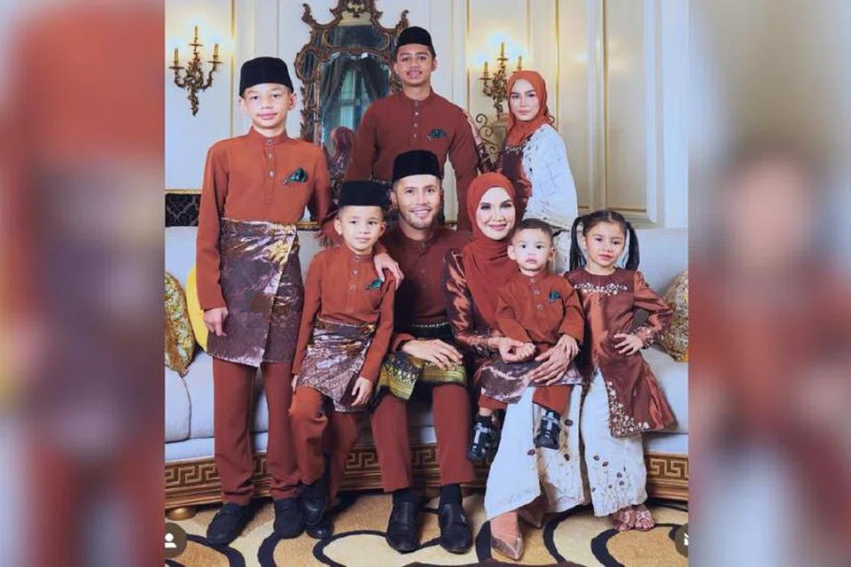 Datuk Seri Aliff Syukri (tengah bersama keluarga), perlu memperuntukkan sekurang-kurangnya RM40,000 ($12,079) sebulan bagi menampung pelbagai komitmen tetap untuk kediaman mewahnya di Petaling Jaya, Selangor.