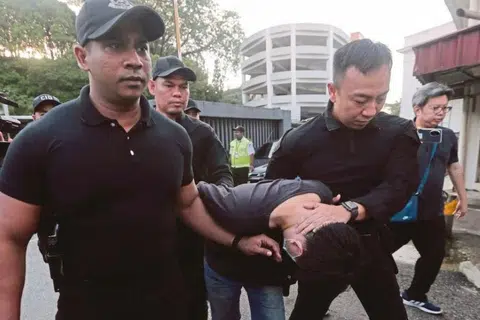 Penganggur, Leang Win Son, 31 tahun (tengah), dihadapkan ke dua Mahkamah Sesyen Johor Bahru dan satu lagi di Mahkamah Majistret Kulai, Johor, atas 15 tuduhan termasuk penculikan, kurungan salah dan serangan seksual ke atas kanak-kanak perempuan enam tahun, Albertine Leo Jia Hui, yang diculik pada 20 Julai lalu.