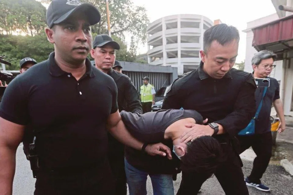 Penganggur, Leang Win Son, 31 tahun (tengah), dihadapkan ke dua Mahkamah Sesyen Johor Bahru dan satu lagi di Mahkamah Majistret Kulai, Johor, atas 15 tuduhan termasuk penculikan, kurungan salah dan serangan seksual ke atas kanak-kanak perempuan enam tahun, Albertine Leo Jia Hui, yang diculik pada 20 Julai lalu.