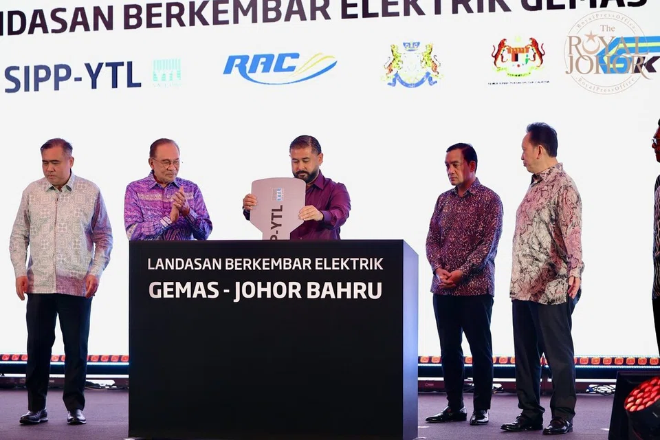 (Dari kiri) Menteri Pengangkutan, Encik Anthony Loke Siew Fook; Perdana Menteri Malaysia, Datuk Seri Anwar Ibrahim; Pemangku Sultan Johor, Tunku Mahkota Ismail Sultan Ibrahim; dan Menteri Besar Johor, Datuk Onn Hafiz Ghazi sewaktu majlis perasmian Projek Landasan Berkembar Elektrik (ETS) Gemas-Johor Bahru pada 11 Disember.