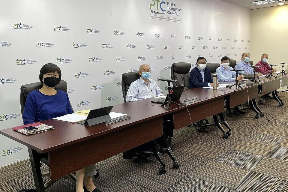 ELAK BEBANI PENUMPANG: Pengerusi PTC Richard Magnus (tiga dari kiri) berkata keputusan itu diambil bagi mengurangkan beban ke atas penumpang dalam keadaan Covid-19. - Foto PTC