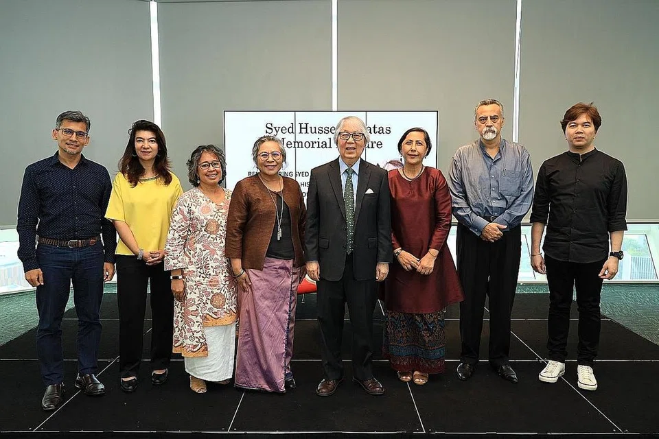 BERSAMA JABATAN PENGAJIAN MELAYU: Profesor Tommy Koh (empat dari kanan) bersama beberapa kakitangan Jabatan Pengajian Melayu NUS termasuk (dari kiri) Profesor Madya Syed Muhammad Khairudin Aljunied, Profesor Madya Sher Banu A.L. Khan, Dr Suriani Suratman, Profesor Madya Maznah Mohamad, Profesor Madya Noor Aisha Abdul Rahman, Profesor Syed Farid Alatas dan Dr Azhar Ibrahim di Ceramah Peringati Syed Hussein Alatas. - Foto NUS