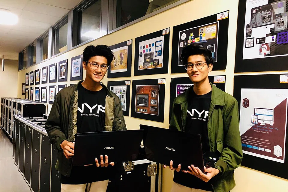 LALUAN PANTAS BULATKAN TEKAD: (Dari kiri) Encik Mohamad Farhan Abdul Wahab dan abang kembarnya, Encik Mohamad Fadhli Abdul Wahab, diterima masuk ke kursus Diploma Teknologi Berbilang Media dan Infokom di Politeknik Nanyang (NYP) selepas melalui temu duga Latihan Kemasukan Awal (EAE) yang membolehkan mereka mempercepatkan langkah ke politeknik berbekal minat mendalam tentang dunia infokom. - Foto BH oleh HARYANI ISMAIL